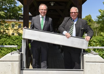 Bei der Eröffnung des Hochwasserschutzes in Alland: Landesrat Dr. Stephan Pernkopf und Bürgermeister DI Ludwig Köck. (v.l.n.r.)