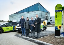 (v.l.) Lukas Reutterer, Geschäftsführer ecoplus Digital GmbH, Bürgermeister Peter Eisenschenk, Landesrat Ludwig Schleritzko und VOR-Geschäftsführer Wolfgang Schroll an der LISA.Station vor dem Haus der Digitalisierung in Tulln.
