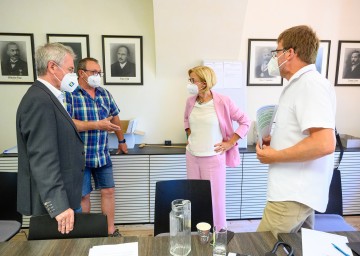 Landeshauptfrau Johanna Mikl-Leitner bei der Lagebesprechung am Gemeindeamt Schrattenberg mit Landtagspräsident Karl Wilfing und Bürgermeister Johann Bauer