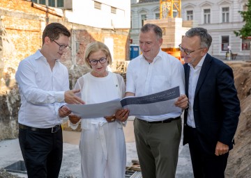 Die NÖBEG unterstützt u.a. den Zubau des Hotel Gasthof Graf in St. Pölten – mit den Plänen des Zubaus (v.l.n.r.): Andreas Graf, Landeshauptfrau Johanna Mikl-Leitner, Leo Graf und NÖBEG-Geschäftsführer Stefan Chalupa.