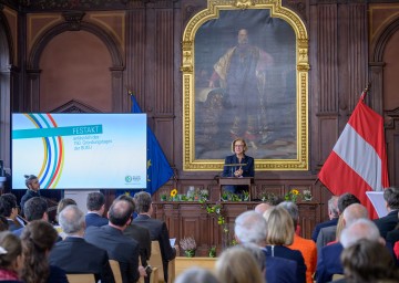 Gründungsvater und Gratulantin: Landeshautfrau Johanna Mikl-Leitner vor einem Bild Kaiser Franz Josephs beim Festakt zum 150. Gründungstag der Universität für Bodenkultur in Wien.