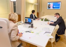 Landeshauptfrau Johanna Mikl-Leiter mit Mitarbeitern und IV NÖ-Präsident Thomas Salzer