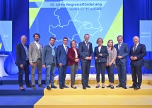 (v.l.) Vorstand Linzer Market Institut Werner Beutelmeyer, Geschäftsführer Bergerlebnis St. Corona (Wexl Trails) Karl Morgenbesser, Geschäftsführer Theater- und Feriendorf Königsleitn Zeno Stanko, Geschäftsführer Messe Tulln Wolfgang Strasser, Prokuristin ARGE Beste Gesundheit Karin Weißenböck, Landesrat Jochen Danninger, Landeshauptfrau Johanna Mikl-Leitner, Elisabeth Wopienkavon der BEST Research GmbH, Eigentümer Althof Retz Alexander Ipp und Geschäftsführer ecoplus Helmut Miernicki