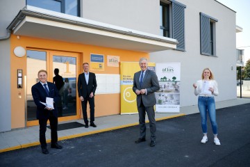 Direktor Anton Bosch (Atlas gemeinnützige Wohnungs- und Siedlungsgenossenschaft), Bürgermeister DI Christoph Prinz, Landesrat Martin Eichtinger und Mieterin Vanessa Polyak (v.l.n.r.)