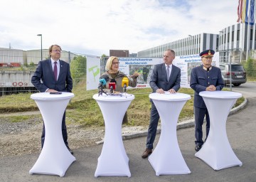 Landeshauptfrau Johanna Mikl-Leitner bei der Pressekonferenz am Standort des Sicherheitszentrums St. Pölten gemeinsam mit (v.l.) Bürgermeister Matthias Stadler, Bundesinnenminister Gerhard Karner und Landespolizeidirektor Franz Popp.