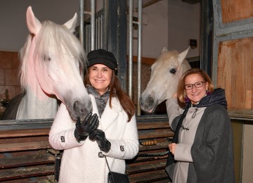 Advent in der Stallburg der Spanischen Hofreitschule:  Tierschutz-Lady Maggie Entenfellner und Landeshauptfrau Johanna Mikl-Leitner