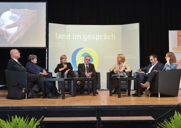 Über „Alt und Jung“ diskutierten Univ.-Prof. Dr. Wolfgang Mazal, Prof. Dr. Rotraud A. Perner, Landesrätin Mag. Barbara Schwarz, Dr. Otto Huber, Gruppenleiter der Gruppe Gesundheit und Soziales im Amt der NÖ Landesregierung, Mag. Birgit Perl, Mag. Murat Düzel und Katrin Tamandl, MA vom Verein „Auftrieb“. (v.l.n.r.)