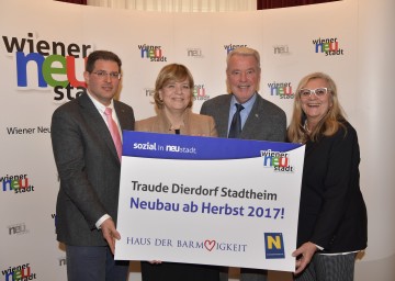 Bei der Präsentation der Baupläne des Wiener Neustädter Traude Dierdorf-Stadtheims: Mag. Florian Pressl, Geschäftsführer \"Haus der Barmherzigkeit\", Landesrätin Mag. Barbara Schwarz, Bürgermeister Mag. Klaus Schneeberger und Gemeinderätin Dr. Evamaria Sluka-Grabner. (v.l.n.r.)