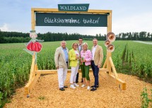 Obmann Waldviertler Sonderkulturenverein Robert Haidl, Landeshauptfrau Johanna Mikl-Leitner, Landwirtschaftskammer NÖ Vizepräsident Lorenz Mayr, Bundesministerin Klaudia Tanner und Waldland-Geschäftsführer Franz Tiefenbacher vor einem Mohnfeld bei Waldland.