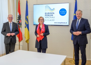 Landeshauptfrau Johanna Mikl-Leitner (m.) mit Landesrat Martin Eichtinger (r.) und dem Rektor der Donau-Universität Krems, Friedrich Faulhammer (l.).