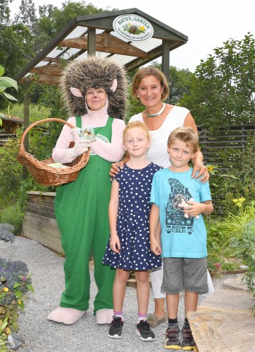 Landeshauptmann-Stellvertreterin Mag. Johanna Mikl-Leitner mit dem Igel Nig und den Kindern Laya und Levi Bilderl. (v.l.n.r.)