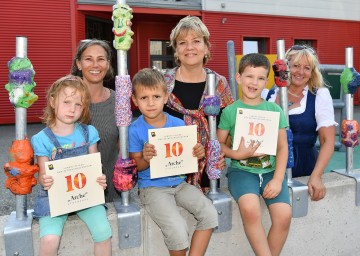 Pflegeheimdirektorin Michaela Tanzler, Sozial-Landesrätin Mag. Barbara Schwarz und Kindergartenleiterin Lucia Stadler feierten mit den Kindern des St. Koloman-Landeskindergarten das Jubiläum im Landespflegeheim \"Arche\" Stockerau. (v.l.n.r.)