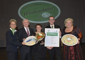 Top-Wirte Gala in der Arena Nova in Wiener Neustadt: Landesrätin Dr. Petra Bohuslav, Landeshauptmann Dr. Erwin Pröll, Sonja und Harald Pollak vom Retzbacherhof aus Unterretzbach sowie die Obfrau der NÖ Wirtshauskultur Ulli Amon-Jell (v.l.n.r.).