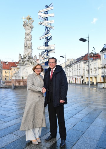 Landeshauptfrau Johanna Mikl-Leitner und Bürgermeister Matthias Stadler präsentierten den Wegweiser der Kulturhauptstädte Europas, der mitten am Rathausplatz in St. Pölten steht. (v.l.n.r.)