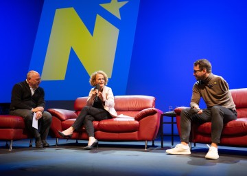 (v.l.) Moderator Rudi Rubinek, Bildungslandesrätin Christiane Teschl-Hofmeister und Paralympics Schwimmer und Fernsehmoderator Andreas Onea im Gespräch bei der Feierstunde für ausgezeichnete Maturantinnen und Maturanten im Festspielhaus St. Pölten.