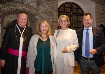 (v.l.n.r.) Propst Anton Höslinger, Sabine Daxberger-Edenhofer, Landeshauptfrau Johanna Mikl-Leitner und ORF-Landesdirektor Alexander Hofer bei der Premiere des Films „Ein Land als Vermächtnis. Die Babenberger und ihr Österreich“.