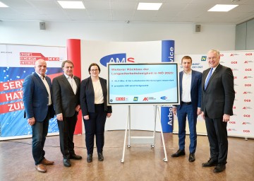 Im Bild von links nach rechts: Arbeitskammer NÖ Präsident Markus Wieser. Wirtschaftskammer NÖ Präsident Wolfgang Ecker, Egger-Personalchefin Doris Höchtl, AMS NÖ-Landesgeschäftsführer Sven Hergovich und Landesrat Martin Eichtinger