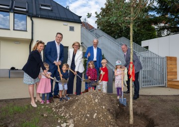Pflanzten gemeinsam einen Ahornbaum beim Kindergarten Markgasse (v.l.n.r.): Vizebürgermeisterin Maria Theresia Eder, Bürgermeister Christoph Kaufmann, Landeshauptfrau Johanna Mikl-Leitner, Bezirkshauptmann Andreas Riemer und und Peter Valachovic vom zuständigen Referat für Hochbau der Stadt Klosterneuburg mit Kindergartenkindern.