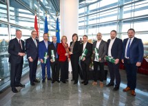 Erfolgreiches Team aus der IT, im Bild von links nach rechts: Landesamtsdirektor-Stellvertreter Gerhard Dafert, Alexander Amon, Peter Reinold, Landeshauptfrau Johanna Mikl-Leitner, Abteilungsleiterin Petra Stummer, Michael Freund, Tarik Pektas und Manuel Wieser sowie LPV-Obmann Hans Zöhling.