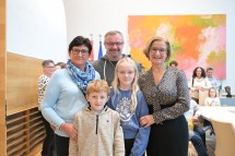Landeshauptfrau Johanna Mikl-Leitner nahm sich Zeit für Gespräche und Erinnerungsfotos beim Tag der offenen Tür in ihrem Büro.