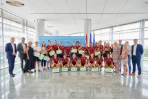 Sportlandesrat Jochen Danninger, Stefan Jauk (Vorstandsdirektor NV), Landeshauptfrau Johanna Mikl-Leitner, Spielerinnen und Team des SKN St. Pölten Frauen, Franz und Andrea Pichler (Geschäftsführung spusu), Wilfried Schmaus (Präsident des SKN St. Pölten Frauen), Ursula Simacek (Geschäftsführerin Simacek), Gerald Maier-Sauerzapf (Prokurist Simacek).