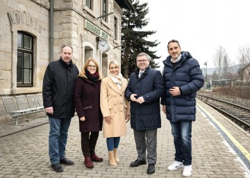 (v.l.n.r.:) Bgm. Franz Rumpler, Sabine Wolf (Jugendinitiative Triestingtal), Landesrätin Königsberger-Ludwig, Landesrat Ludwig Schleritzko und Christof Hermann (ÖBB).