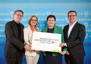 Die Landesausstellung 2026 wird in Amstetten-Mauer stattfinden. Im Bild von links nach rechts: Primar Paulus Hochgatterer, Landeshauptfrau Johanna Mikl-Leitner, LAbg. Michaela Hinterholzer und Bürgermeister Christian Haberhauer.