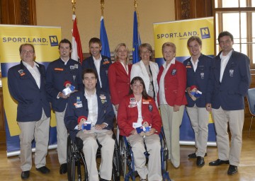 In Wien verabschiedete LR Dr. Petra Bohuslav (4. von rechts) die niederösterreichischen Teilnehmerinnen und Teilnehmer der Paralympics 2012.
