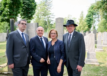  Oskar Deutsch, Präsident der Israelitischen Kultusgemeinde Wien, Nationalratspräsident Wolfgang Sobotka, Vorsitzender des Kuratoriums des Nationalfonds und des Fonds zur Instandsetzung der jüdischen Friedhöfe in Österreich, Landeshauptfrau Johanna Mikl-Leitner und Bürgermeister Matthias Stadler (v.l.n.r.) bei der Übergabe des jüdischen Friedhofs an die Stadt St. Pölten.