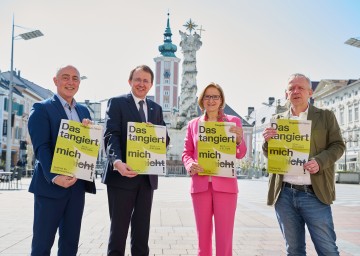 Präsentation des neuen Gegenwartskultur-Festivals „Tangente St. Pölten“: Vizebürgermeister Matthias Adl, Bürgermeister Matthias Stadler, Landeshauptfrau Johanna Mikl-Leitner und der künstlerische Leiter des Festivals, Christoph Gurk (v.l.n.r.)