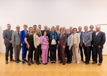 Gruppenfoto rund um Landeshauptfrau Johanna Mikl-Leitner und Bezirkshauptfrau Renate Giller-Schilk mit Bürgermeisterinnen und Bürgermeistern aus dem Bezirk Gmünd. 