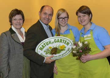 Im Bild von links nach rechts: Dipl-Päd. Ing. Marianne Schallauer (Direktorin der Fachschule Unterleiten), Landeshauptmann-Stellvertreter Mag. Wolfgang Sobotka und Schülerinnen der Fachschule Unterleiten