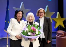 Moderatorin Danielle Spera, Zeitzeugin Erika Freeman und Landeshauptfrau Johanna Mikl-Leitner (v.l.)