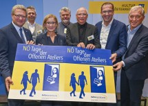 Auftaktveranstaltung zu den „NÖ Tagen der offenen Ateliers“ in St. Pölten: Hermann Dikowitsch, Andreas Kuba, Landeshauptfrau Johanna Mikl-Leitner, Josef Schick, Harald Knabl, Daniel Lohninger und Martin Lammerhuber (v.l.n.r.).