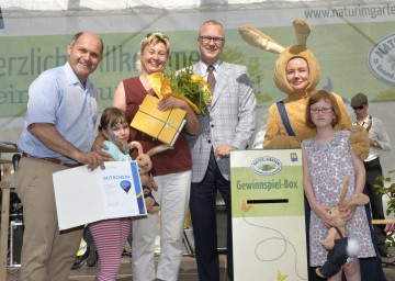 Landeshauptmann-Stellvertreter Mag. Wolfgang Sobotka, die Gewinnerin einer Heißluftballonfahrt Eva Varosi mit ihrer Tochter, der Sprecher des Vorstandes der HYPO NOE Landesbank AG, Günther Ritzberger und seine Tochter sowie der Hase „Leo“ wohnten am Wochenende dem Naturgartenfest im Schlosspark Laxenburg bei.