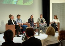 (v.r.) Die Moderatorin im Gespräch mit Anahita Neghabat, Researcherin in Residence, Katrin Petter, Leiterin ,Kunst im Öffentlichen Raum´ in Niederösterreich, Künstlerin Irene Hohenbüchler sowie der Künstlerischen Leiterin des KinderKunstLabor Mona Jas.