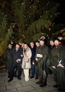 Landeshauptfrau Johanna Mikl-Leitner mit den Ertler Jagdhornbläsern, die für vorweihnachtliche Stimmung bei der Christbaumilluminierung sorgten.