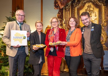 LH-Stellvertreter Stephan Pernkopf, Kristina Sprenger, Landeshauptfrau Johanna Mikl-Leitner, „So schmeckt NÖ“-Leiterin Christa Ruspeckhofer und Paralympic-Schwimmer Andreas Onea (v.l.n.r.) bei der Eröffnung des Adventmarktes im Rittersaal des Palais NÖ.
<br />
