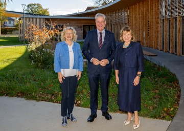(v.l.n.r.) Landesrätin Eva Prischl, Landesrat Anton Kasser sowie Susanne Sellnar (Direktorin des SBZ Korneuburg).