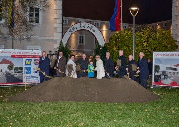 Vizebürgermeister Wolfgang Zeiner, Landesobmann Bernhard Thain, Michaela Hinterholzer, Bürgermeister Friedrich Pallinger, Moritz Preslmayr, Landeshauptfrau Johanna Mikl-Leitner, Landtagsabgeordneter Anton Kasser, Architekt Thomas Tauber, ecoplus-Geschäftsführer Helmut Miernicki und „Kultur.Region.Niederösterreich“ Geschäftsführer Martin Lammerhuber beim Spatenstich (v.l.n.r.).