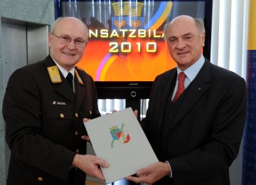 Präsentierten die Jahresbilanz der NÖ Feuerwehren im Jahr 2010: Landeshauptmann Dr. Erwin Pröll und Landesfeuerwehrkommandant Josef Buchta.