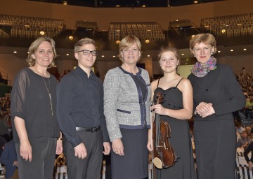 Dr. Michaela Hahn, Geschäftsführerin des Musikschulmanagement Niederösterreich, Landesrätin Mag. Barbara Schwarz und Dorothea Draxler, Geschäftsführerin der Kultur.Region.Niederösterreich, mit zwei jungen Musiktalenten bei der Darbietung im Festspielhaus St. Pölten. (v.l.n.r.)