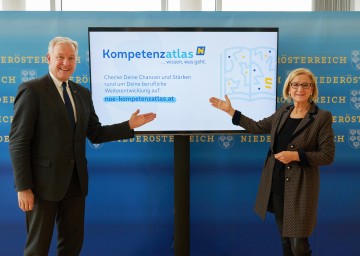 Landeshauptfrau Johanna Mikl-Leitner und Landesrat Martin Eichtinger stellen den neuen "NÖ Kompetenzatlas" vor.