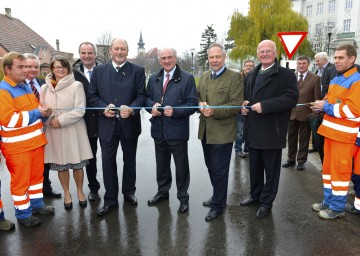 In Ernstbrunn wurde von Landeshauptmann Dr. Erwin Pröll die neu gestaltete Laaerstraße im Zuge der Landesstraße L 3085 für den Verkehr freigegeben.