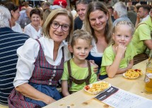 Landeshauptfrau Johanna Mikl-Leitner im Festzelt mit einer Familie.
