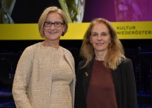 Landeshauptfrau Johanna Mikl-Leitner und Gastrednerin Bettina Hering, Schauspieldirektorin Salzburger Festspiele, bei der Kulturpreisgala im Festspielhaus St. Pölten (v.l.n.r.)