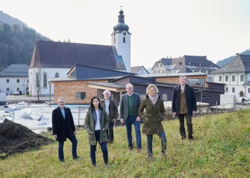 Bürgermeister Josef Schachner (links) und LH-Stellvertreter Stephan Pernkopf mit dem Team vom Haus der Wildnis