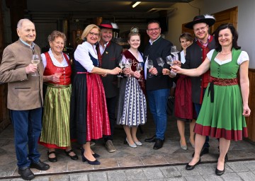 Landeshauptfrau Johanna Mikl-Leitner (3.v.li.) gemeinsam mit der Familie Datzberger, der NÖ Mostkönigin Sigrid Huber und (re. daneben) Christian Haberhauer, Bürgermeister Amstetten.