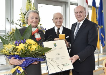 Landeshauptmann Dr. Erwin Pröll überreichte Kammerschauspieler Peter Mati&#263;, im Bild mit Gattin Louise, das \"Große Goldene Ehrenzeichen für Verdienste um das Bundesland Niederösterreich\".