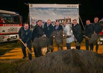 (v.l.n.r.) Feuerwehrkommandant Untermarkersdorf Matthias Widl, Stv. Bezirksfeuerwehrkommandant Brandrat Reinhard Scheichenberger, Werner Hofstetter von der FF Haugsdorf, Bürgermeister Josef Fürnkranz, Landeshauptfrau Johanna Mikl-Leitner, Landtagsabgeordneter Richard Hogl, Bezirkshauptmann Hollabrunn Karl-Josef Weiss und der Ortsvorsteher Hadres Andreas Kornherr beim Spatenstich für das neue Feuerwehrhaus.